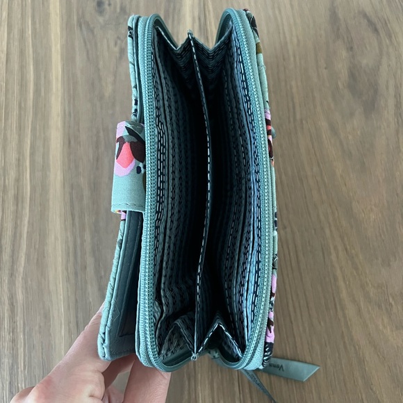 Vera Bradley Turnlock Wallet With RFID Protection NWOT - Picture 3 of 5